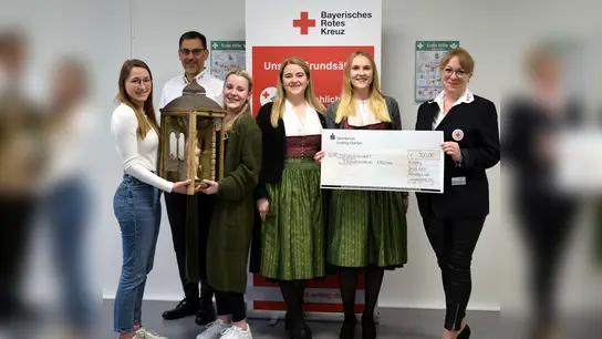 Edle Spenderinnen (von links): Nicole Sinner, BRK-Kreisgeschäftsführer Andreas Lindner, Isabella Pfanzelt, Martina Zehetmair, Sophia Hirner und Steffi Irmscher-Grothen, die Leiterin des Frauenhauses. (Foto: Danuta Pfanzelt)