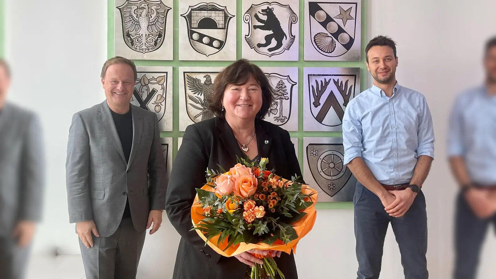 Nach zwei Jahren übergibt Brigitte Keller (mitte) die Leitung des Corona-Krisenstabs im Landratsamt an Andreas Westphal (rechts). Links im Bild Landrat Robert Niedergesäß. (Foto: LRA)