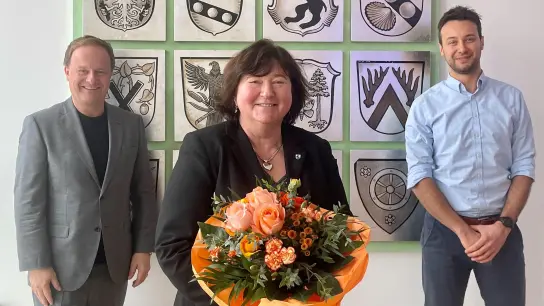 Nach zwei Jahren übergibt Brigitte Keller (mitte) die Leitung des Corona-Krisenstabs im Landratsamt an Andreas Westphal (rechts). Links im Bild Landrat Robert Niedergesäß. (Foto: LRA)