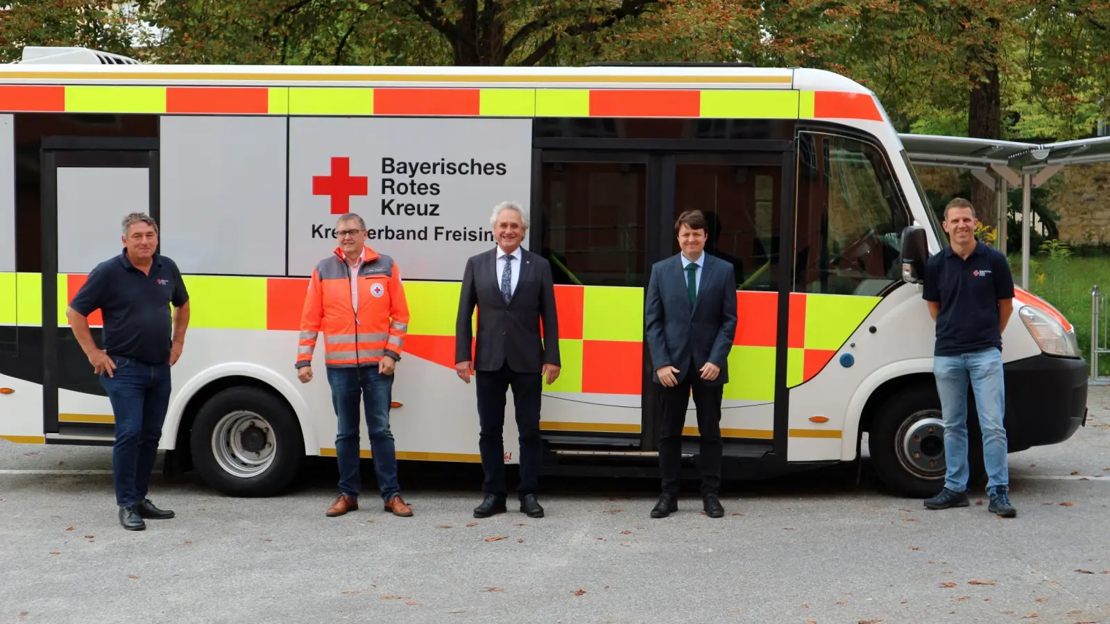  v.l.: Stellvertretender BRK Kreisgeschäftsführer Hubert Böck, BRK Kreisgeschäftsführer Albert Söhl, Landrat Helmut Petz, Abteilungsleiter Maximilian Sindram (Öffentliche Sicherheit und Ordnung) und Impfzentrumsleiter Torsten Koch vor dem Impfbus. (Foto: LRA Freising)