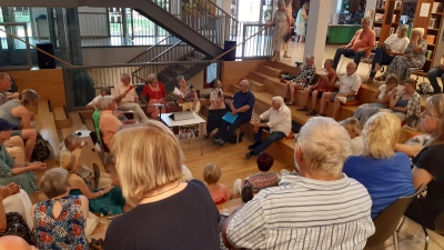Der Literaturclub (unten) liest in der Stadtbücherei. (Foto: Stadt Erding )