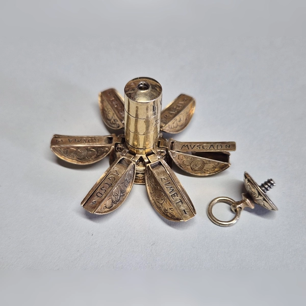 Pomander, Anfang 17. Jh., in geöffnetem Zustand (Silber, graviert und vergoldet). Ein Pomander ist ein meist kugelförmiger Behälter für Duftstoffe, der früher zum Schutz vor Krankheiten und schlechten Gerüchen getragen wurde. (Foto: Dachauer Galerien und Museen)