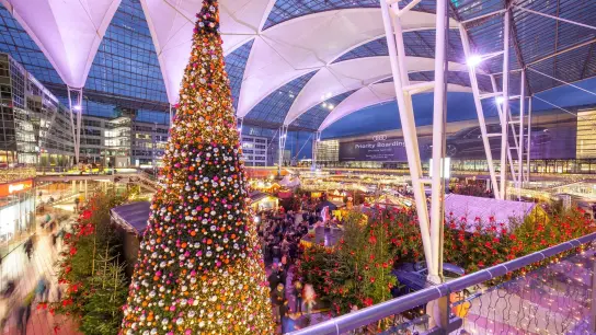 Nach zweijähriger Pause öffnet heuer wieder der stimmungsvolle Weihnachts- und Wintermarkt am Flughafen für Passagiere und Besucher. (Foto: FMG/Bernd Ducke)
