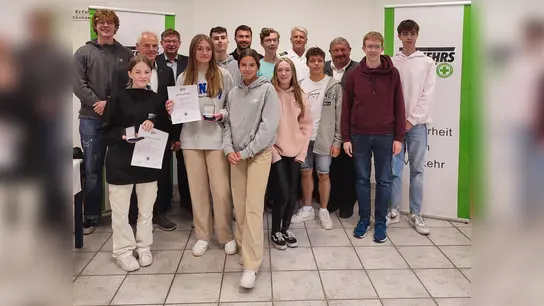 Die Siegermedaillen wurden an die drei Erstplazierten von Günther Gietl, Ulrich Proske, Peter Starnecker und Bernhard Schweida überreicht.  (Foto: Kreisverkehrswacht)