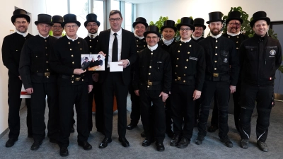 Die Kaminkehrer überreichten Landrat Martin Bayerstorfer (6.v.li.) einen stattlichen Spendenscheck. (Foto: LRA)