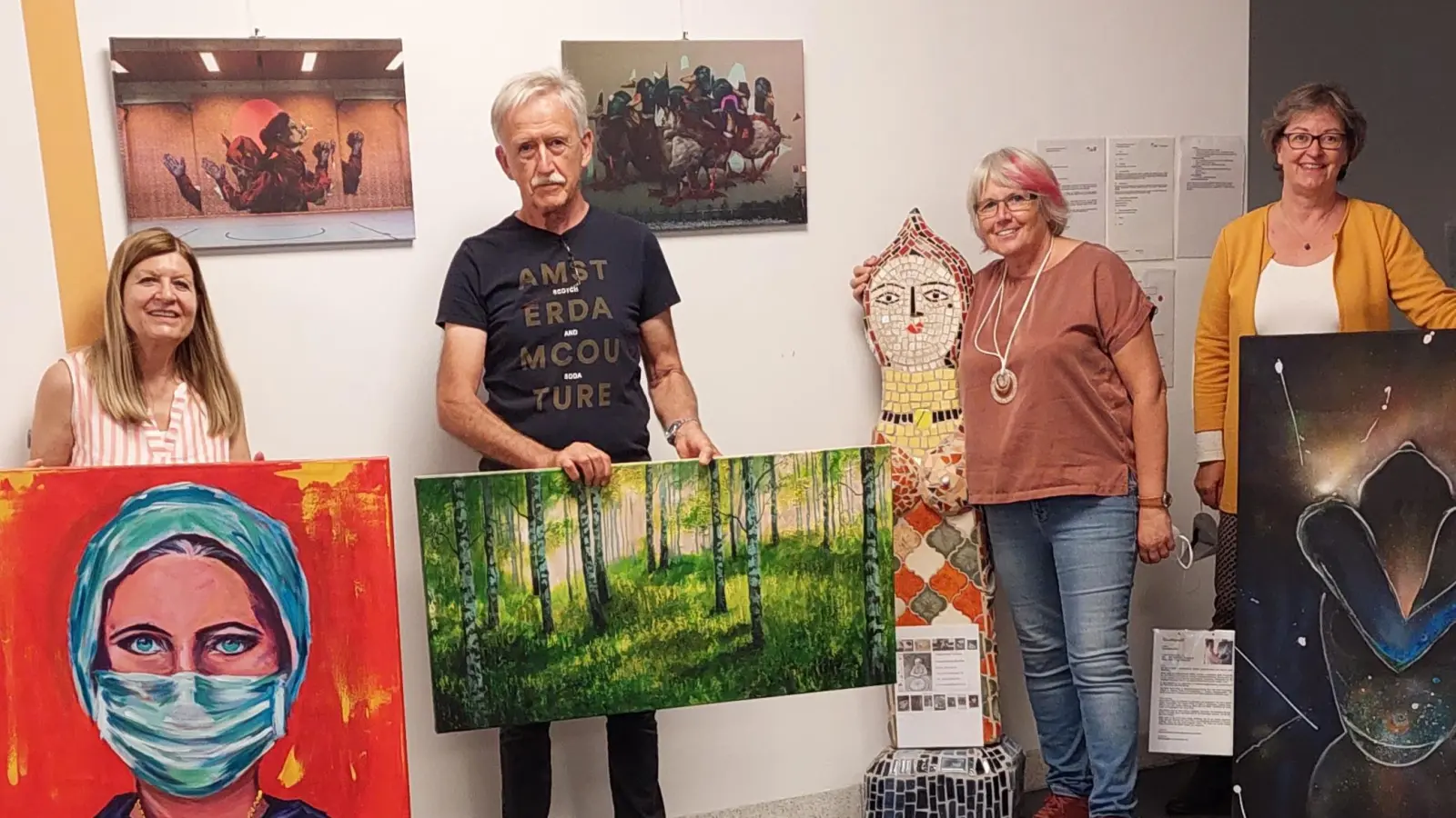 "Hoffnung" ist das Thema der Kunstausstellung. Auf dem Bild v.l.n.r.: Rosmarie Weigert, Hannes Döllel, Edeltraud Kaiser, Anna Maria Blau.<br><br> (Foto: Veranstalter)