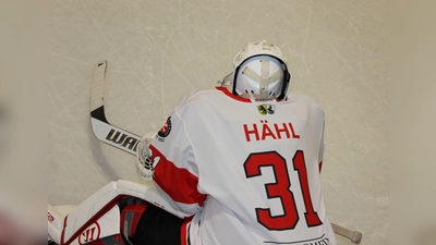 Torhüter Philipp Hähl hielt beim 1:0-Penaltysieg der Rot-Weißen in Amberg seinen Kasten 65 Minuten sauber. Außerdem parierte er noch drei Penaltys. (Foto: smg/EHC)