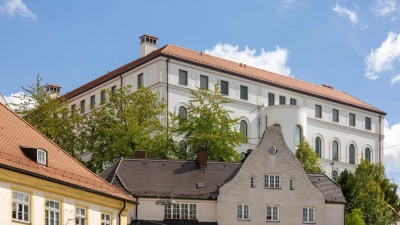 Die Sonderausstellung „724 - Männer. Macht. Geschichten.” führt in 25 Stationen über den Freisinger Domberg und ist bis zum 7. November zu sehen. (Foto: Thomas Dashuber)