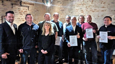 Von links: Thomas Lechner (Personalreferent), Rupert Mangstl (Leiter Rettungsdienst), Nicole Krieg-Worms (Wachleiterin Dorfen), Simon Irl (20 Jahre), Robert Fischer (20 Jahre), Andreas Lindner (Kreisgeschäftsführer), Jörg Popow (25 Jahre), Jürgen Götzel (Wachleiter Taufkirchen), Tommy Horn (10 Jahre), Christoph Deistler (20 Jahre). Nicht auf dem Foto: Jennifer Gui (15 Jahre), Michaela Pankla (10 Jahre). (Foto: BRK)