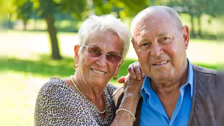 Immer häufiger versorgen auch Männer ihre pflegebedürftigen Parnter oder Eltern, hier in dieser Gruppe können sie sich austauschen. (Foto: Wodicka/Modell Colourbox.com)