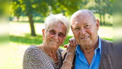 Immer häufiger versorgen auch Männer ihre pflegebedürftigen Parnter oder Eltern, hier in dieser Gruppe können sie sich austauschen. (Foto: Wodicka/Modell Colourbox.com)