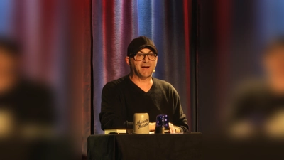 Autor Su Turhan und stellt den 9. Band seines Kommissars Zeki Demirbelek vor.  (Foto: John)