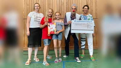 Bei der Spendenübergabe der Carl Orff-Grundschule an die KlinikClowns, v.l. Konrektorin Ana-Maria Topa, Stella und Helena aus der 4G, KlinikClown „Dr. Willi Schmarrn”, Rektorin Christine Triska-Kowol (Foto: Helga Weber)