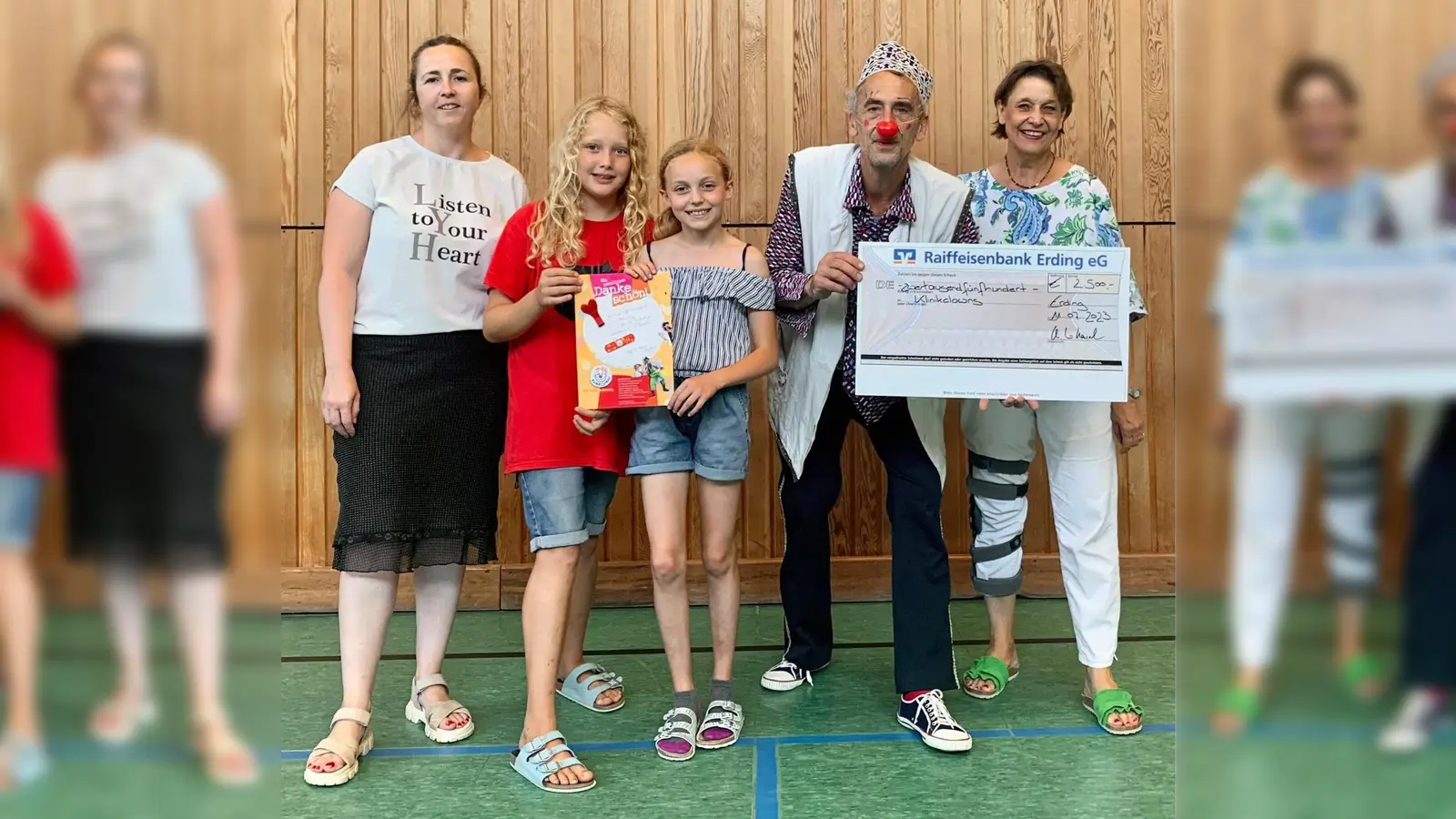 Bei der Spendenübergabe der Carl Orff-Grundschule an die KlinikClowns, v.l. Konrektorin Ana-Maria Topa, Stella und Helena aus der 4G, KlinikClown „Dr. Willi Schmarrn”, Rektorin Christine Triska-Kowol (Foto: Helga Weber)