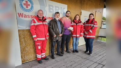 Martin Hofmann, Leonhard und Raphael Feiner, Kassier Sabine Steiner und stv. Vorsitzender Tobias Huber bei der Übergabe. (Foto: Wasserwacht)