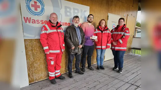 Martin Hofmann, Leonhard und Raphael Feiner, Kassier Sabine Steiner und stv. Vorsitzender Tobias Huber bei der Übergabe. (Foto: Wasserwacht)