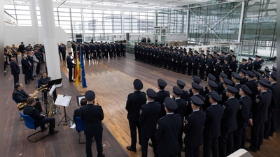 Die Vereidigung der vielen jungen Polizistinnen und Polizisten fand mitten im Terminal 2 statt. (Foto: Bundespolizei)