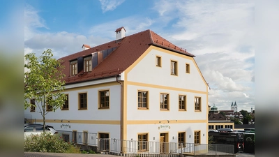 Das denkmalgeschützte und sanierte Gasthaus mit sichtbar gemachter historischer Substanz in der Mainburger Straße 36 in Freising kann am Samstag von 13 bis 14.30 Uhr besichtigt werden. (Foto: Gmeiner Architekten)