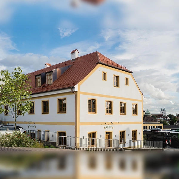 Das denkmalgeschützte und sanierte Gasthaus mit sichtbar gemachter historischer Substanz in der Mainburger Straße 36 in Freising kann am Samstag von 13 bis 14.30 Uhr besichtigt werden. (Foto: Gmeiner Architekten)