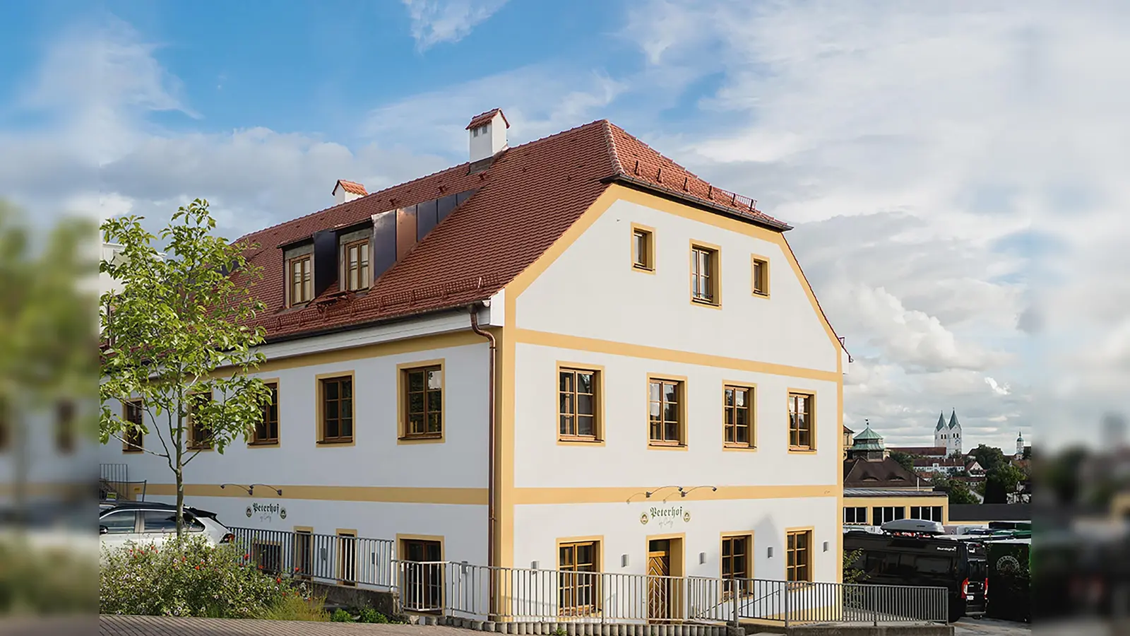 Das denkmalgeschützte und sanierte Gasthaus mit sichtbar gemachter historischer Substanz in der Mainburger Straße 36 in Freising kann am Samstag von 13 bis 14.30 Uhr besichtigt werden. (Foto: Gmeiner Architekten)