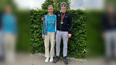 Zwei erfolgreiche Nachwuchsschwimmer: Mira Kombmann holte bei ihrer ersten Süddeutschen Bronze. Fabian Eberl gewann Gold und Silber.  (Foto: Eberl)
