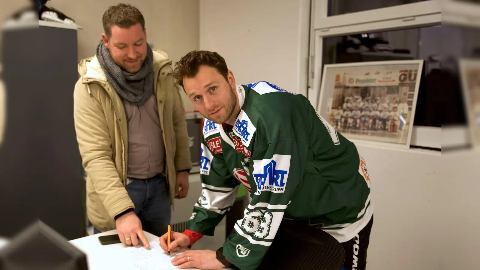 Jakub Kania unterschreibt im Beisein von Gladiators-Pressesprecher David Whitney seinen Vertrag.  (Foto: Erding Gladiators)