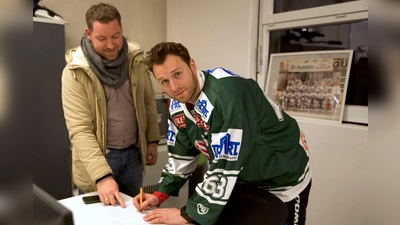Jakub Kania unterschreibt im Beisein von Gladiators-Pressesprecher David Whitney seinen Vertrag.  (Foto: Erding Gladiators)