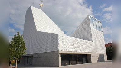 Die Poinger Pfarrkirche Seliger Pater Rupert Mayer wurde bei einem Brand stark beschädigt.  (Foto: Benjamin Schuldt)