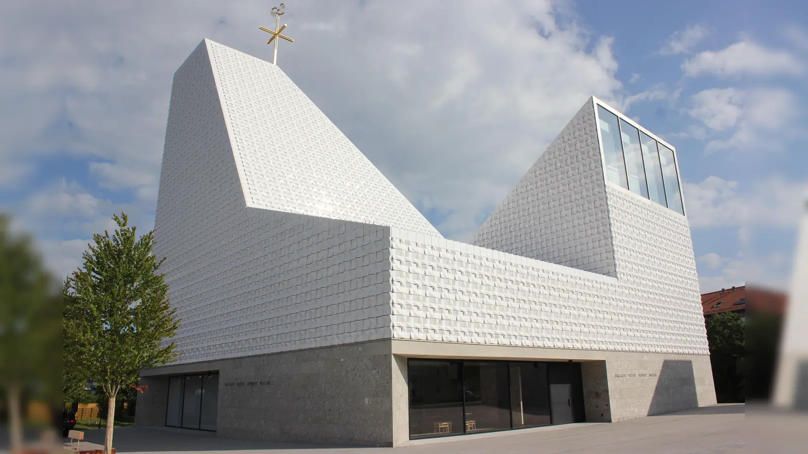 Die Poinger Pfarrkirche Seliger Pater Rupert Mayer wurde bei einem Brand stark beschädigt.  (Foto: Benjamin Schuldt)
