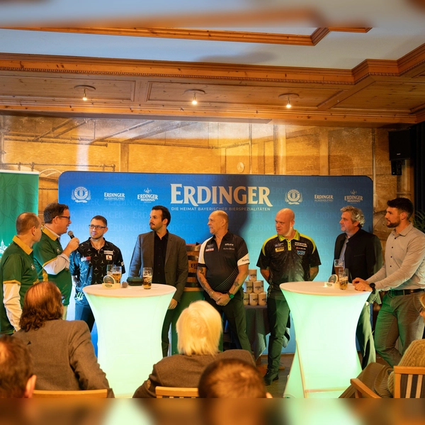 Dr. Stefan Huckemann, Wolfgang Kuffner (beide Geschäftsführer ERDINGER), Lukas Wenig, Philip Brzezinski (PDC Europe), Russ Bray, Michael van Gerwen, Werner von Moltke (Geschäftsführer PDC Europe) und Konstantin Daum (PR-Manager ERDINGER)(v.l.) (Foto: ERDINGER)