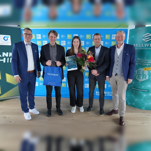 „Danke Schiri“-Siegerin Oberbayern Anna von Stein (TSV Zorneding) mit (v.l.n.r.) Verbands-Schiedsrichterobmann Sven Laumer, Michael Oschmann (CEO Das Örtliche/SELLWERK), Bezirks-Schiedsrichterobmann Gerhard Kirchbichler und BFV-Vizepräsident Robert Schraudner. (Foto: Sebastian Dirschl)
