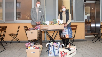 Physiotherapeutin Magdalena Katterloher übergab die Präsente an Pflegedirektor Dr. Peter Huber. (Foto: Kreisklinik)