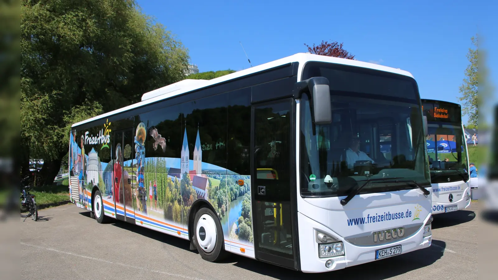Alle Freizeitbusse sind in einem auffälligen Design gestaltet, mit Motiven regionaler Sehenswürdigkeiten und wecken schon bei der Ankunft die Lust aufs Entdecken. (Foto: Tamara Steinleitner)
