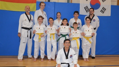 Großmeister Joachim Veh, die Prüflinge, Prüfer und Trainer Martin Zilger (3. DAN), vorne sitzend Jugendtrainer Thomas Nguyen (1. DAN). (v.l.) (Foto: SV Langenbach)