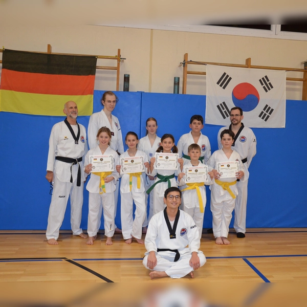 Großmeister Joachim Veh, die Prüflinge, Prüfer und Trainer Martin Zilger (3. DAN), vorne sitzend Jugendtrainer Thomas Nguyen (1. DAN). (v.l.) (Foto: SV Langenbach)
