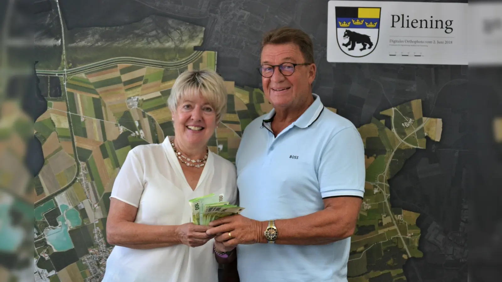 Plieningers Bürgermeister Roland Frick übergab 1000 Euro an Christine Bloch, die Leiterin der Tafel Poing. (Foto: Gemeinde Pliening)