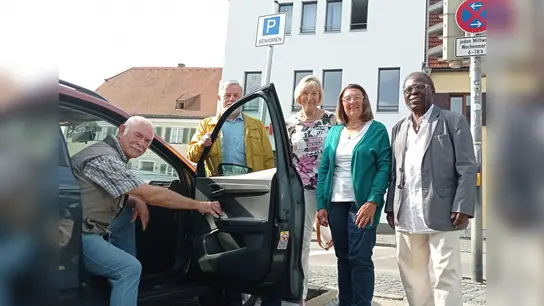 Über die neuen Seniorenparkplätze freuen sich: Peter Murr, Michael Münch, Elke Bunzeit, Marianne Wünschel und Dr. Edward Sofeso (von links).  (Foto: Stefan Dohl)