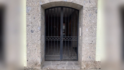 Moosburg hofft, dass sich diese Tür bald wieder für Kinder öffnet. (Foto: agr)