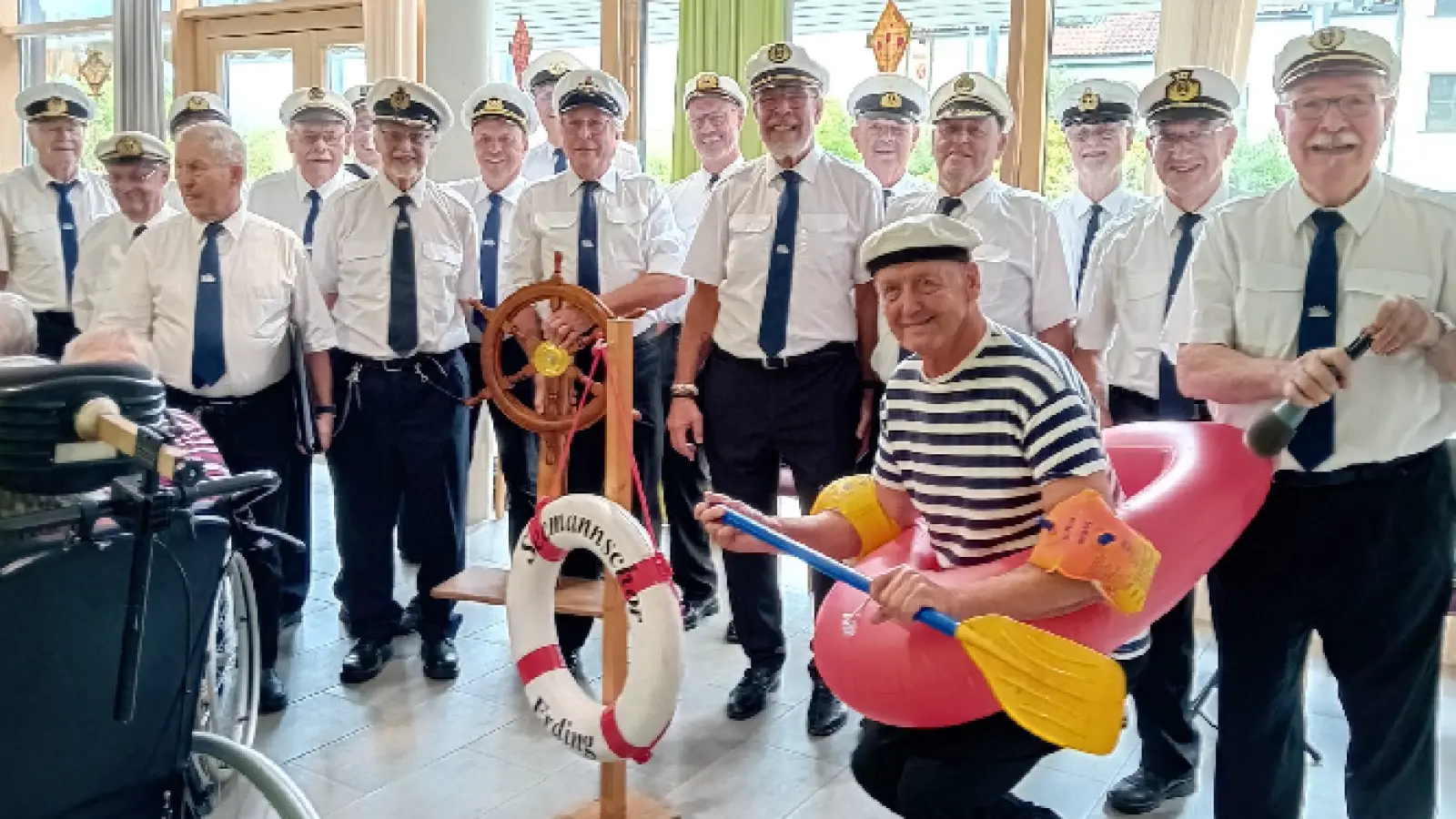 Mit maritimen Klängen bring der Seemannschor Schwung ins Seniorenheim. (Foto: Huber)