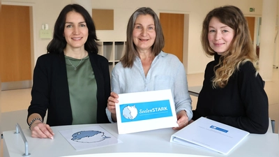 Sabrina Dietrich (v.li.), Petra Stemplinger und Regina Cordary haben das neue Schulprojekt „Seelenstark“ entwickelt. (Foto: LRA Freising)