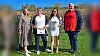 Bei der Spendenübergabe für das BRK Frauenhaus (von links): Nora Demmel, Steffi Irmscher-Grothen, Hürrem Eberl und Albert Thurner. (Foto: Danuta Pfanzelt)