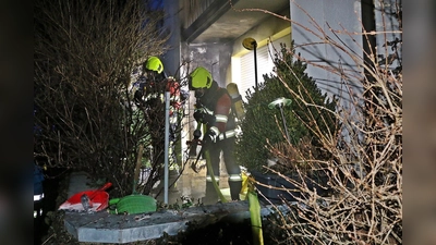 Ein brennendes Regal auf einem Balkon beschäftigte die Feuerwehr Mauern bei diesem Brand.  (Foto: FW Mauern)