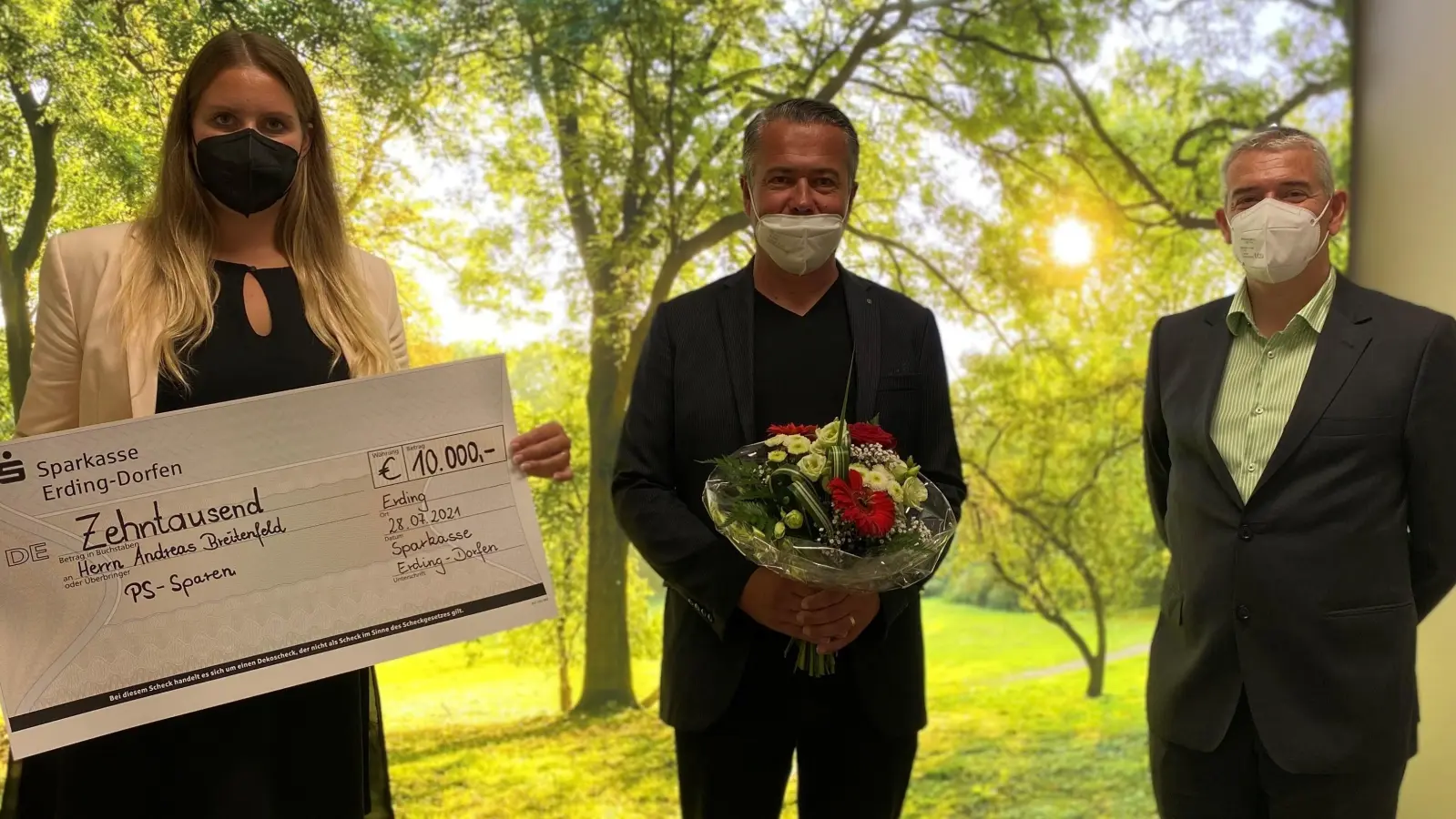 Privatkundenberaterin Anke Könik und der Leiter des Beratungscenters Erding Westpark, Nikolaus Gruicin, beglückwünschten den Gewinner Andreas Breitenfeld (Mi.).<br> (Foto: Sparkasse)