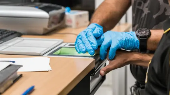 Am frühen Sonntagmorgen belästigte ein 53-Jähriger eine 25-Jährige am Bahnhof Ebersberg sexuell. Ein DB-Mitarbeiter schritt ein. Bundespolizisten konnten den Tatverdächtigen festnehmen.  (Foto: Bundespolizei)