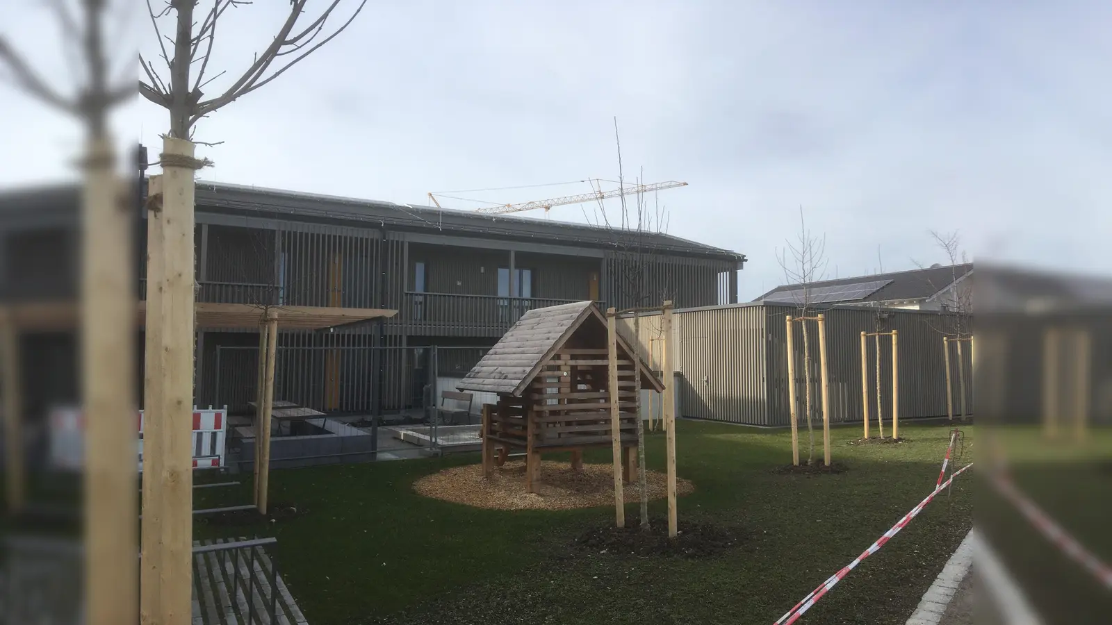 Der Geschosswohnungsbau ist fertiggestellt und bezogen, nur die Blumenwiese muss noch anwachsen. (Foto: sbg)