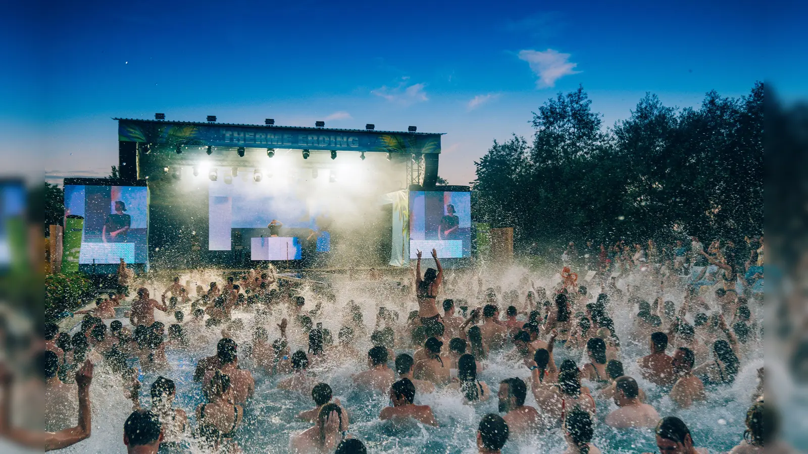 Die Thermenbesucher genießen das spektakuläre Bühnenprogramm im riesigen Open-Air-Pool (Foto: Therme Erding)