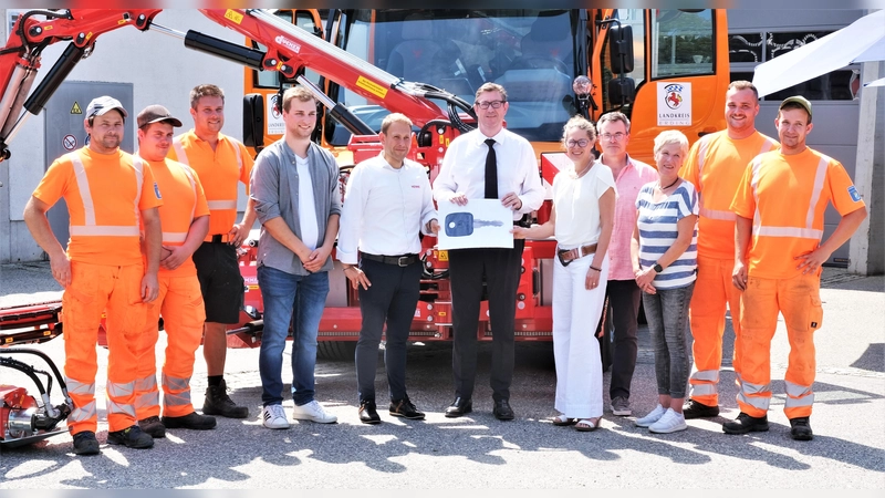 v.l. Lorenz Graßl, Michael Zeilbeck, Andreas Angermaier (Kolonnenführer), Julian Bauer (Leiter Straßenmeisterei Taufkirchen), Richard Dannecker von der Fa. Mercedes Henne, Landrat Martin Bayerstorfer, Nadine Heiß (Bereichsleiterin Straßenbau des StBA Freising), Ulrich Sachs, Ulrike Kammhuber (Verwaltungsangestellte), Maximilian Leipfinger, Simon<br>Greimel. (Foto: Landratsamt Erding)