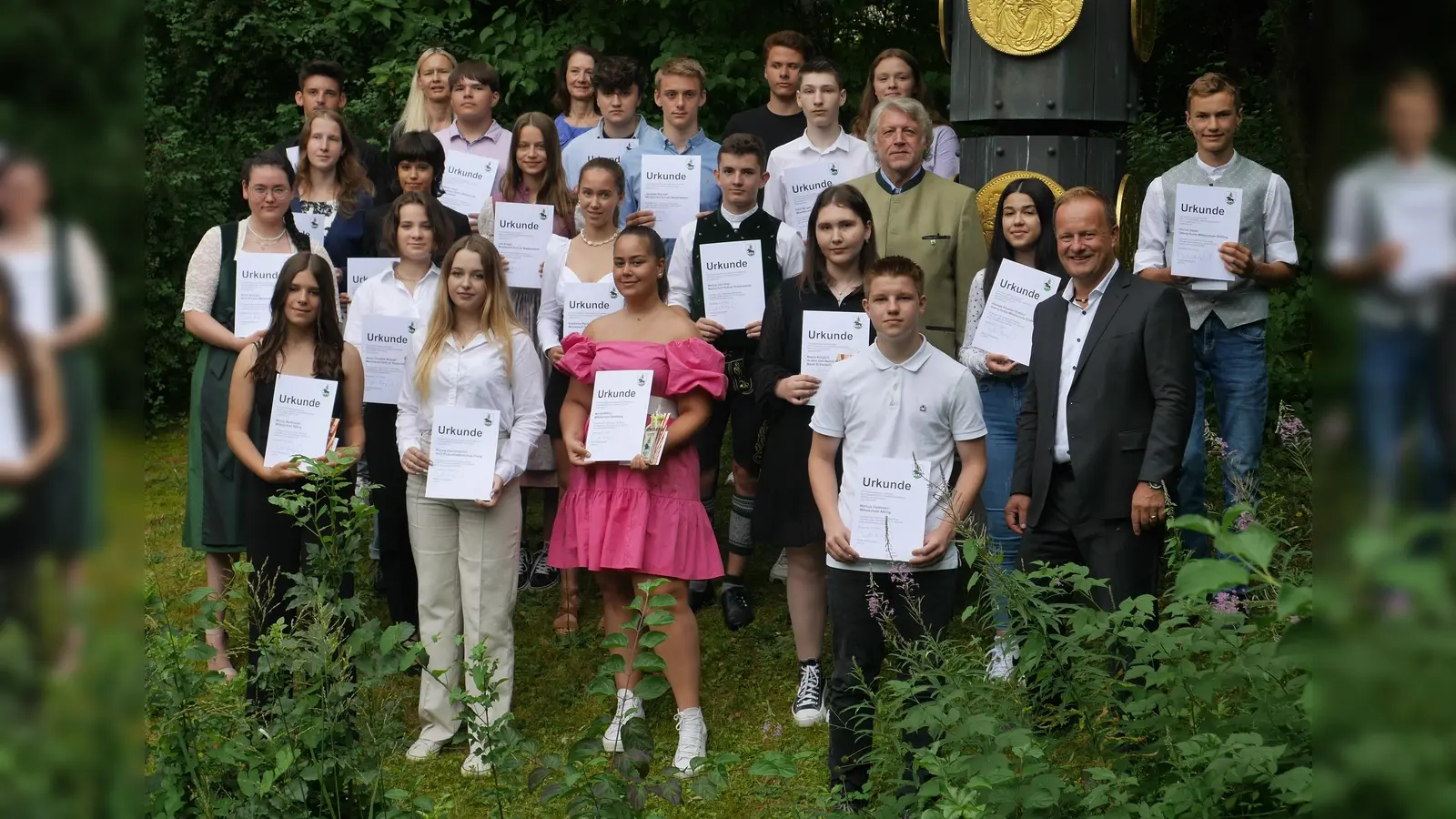 Die Spitzengruppe der Absolventen der Mittelschulen im Landkreis zusammen mit Landrat Robert Niedergesäß, Kreishandwerksmeister Johann Schwaiger, Schulamtsdirektorin Sigrid Binder und Schulrätin Tanja Markefka.  (Foto: LRA)