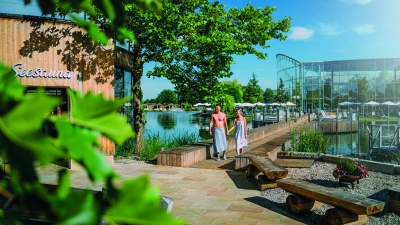 Urlaubsfeeling erleben können die Gäste auch auf dem Panoramasteg am Natursee. (Foto: Therme Erding)
