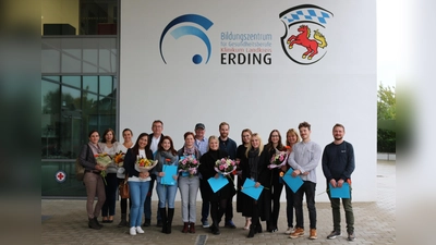 17 erfolgreiche Teilnehmerinnen und Teilnehmer absolvierten am Bildungszentrum für Gesundheitsberufe in Erding die Weiterbildung zur Praxisanleitung.  (Foto: LRA Erding)